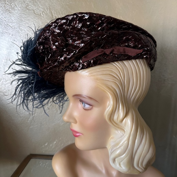 STUNNING 1940S' BROWN STRAW BERET WITH BLUE OSTRICH FEATHERS - Picture 2 of 12